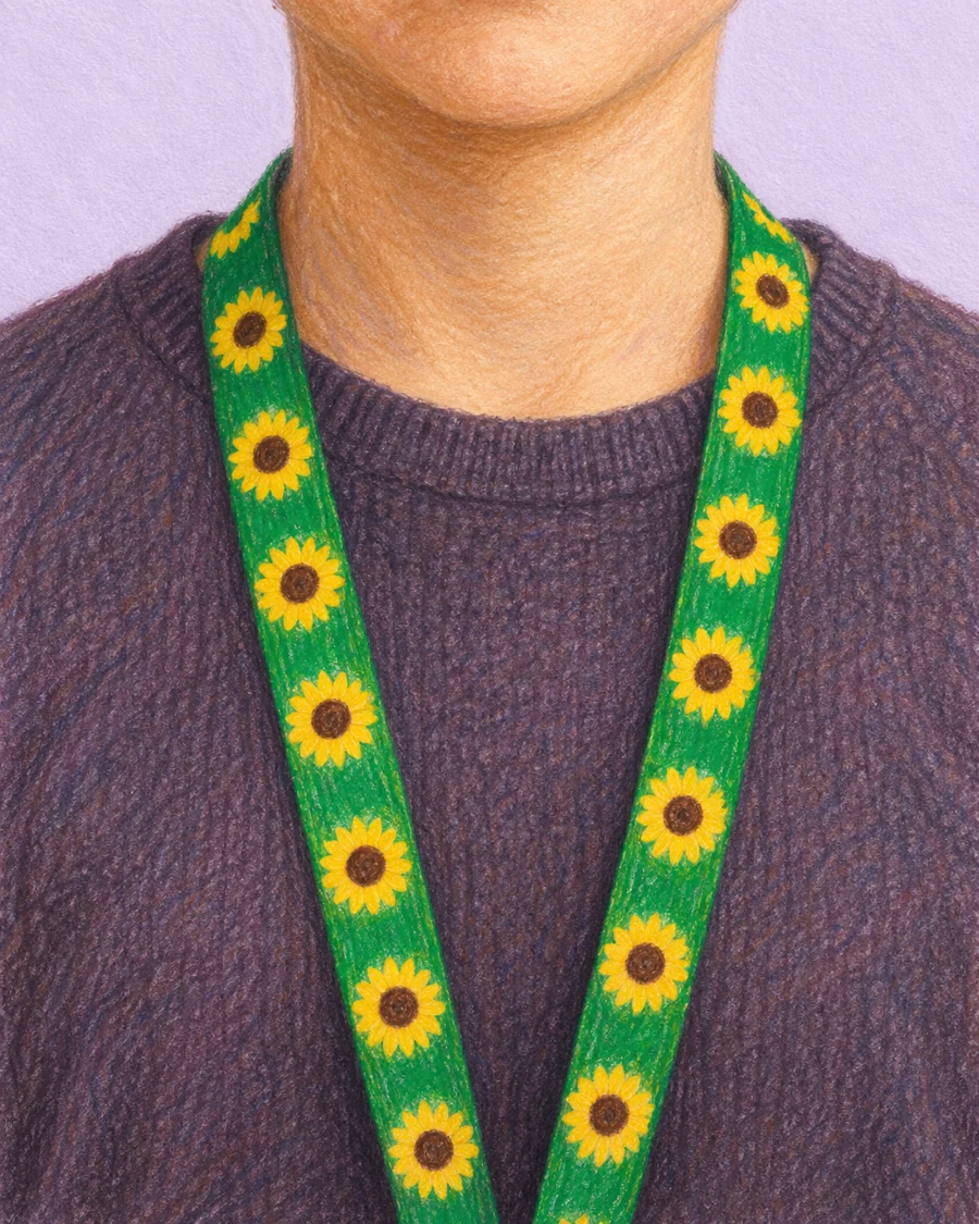 Ilustração em giz de cera de uma pessoa usando o cordão de girassol
