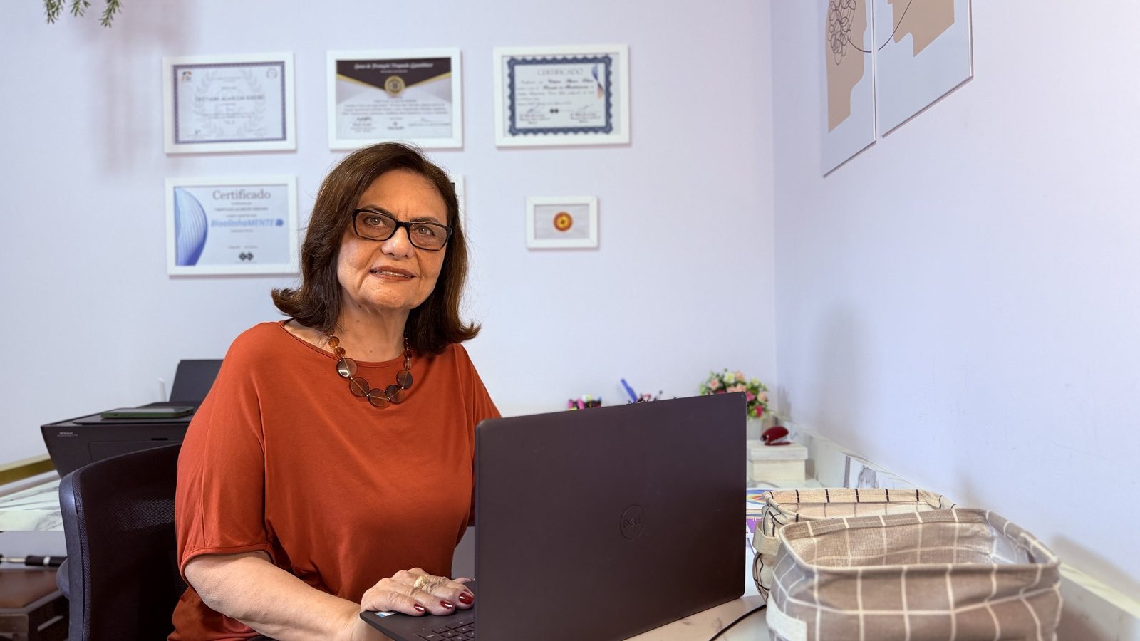 Cristiane Ribeiro em seu consultório, durante um atendimento online